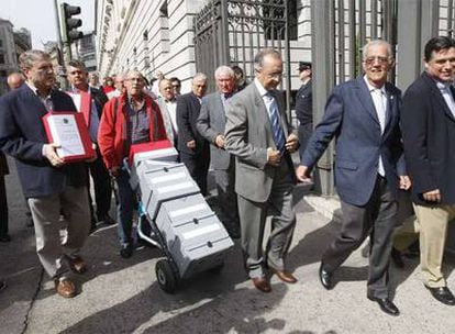 Representantes de regantes del Tajo-Segura, a su llegada al Congreso para entregar las firmas de apoyo.
