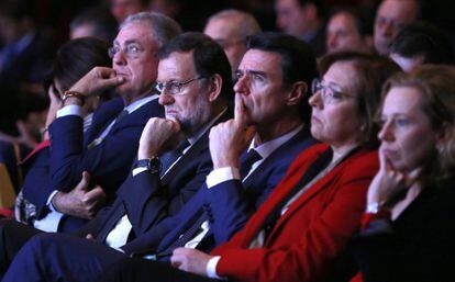 Mariano Rajoy y José Manuel Soria durante la inauguración del octavo foro Exeltur en Madrid. 