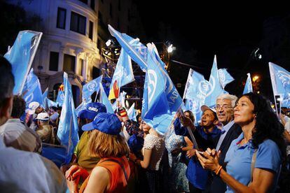 Simpatizantes del Partido Popular junto a su sede en la madrile&ntilde;a calle G&eacute;nova tras conocer los primero resultados electorales.