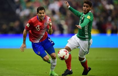 Gamboa y Dos Santos, durante un partido en marzo.