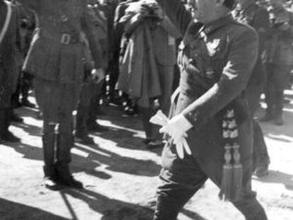 Franco pasa revista en Logro&ntilde;o, en 1938, a fuerzas legionarias italianas. 
