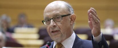 El ministro de Hacienda, Cristóbal Montoro, interviene durante el pleno celebrado esta semana en el Senado, en Madrid.