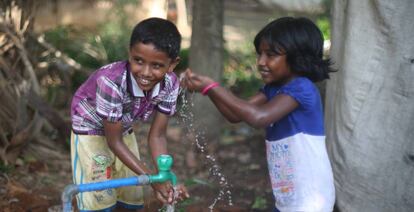 Unos niños juegan con el agua cerca de Kanchipuram (India), donde Inditex colabora con la ONG Water.org.