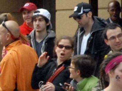 Los hermanos Tsarnaev (Dzhokhar, con gorra blanca, y Tamerlan, a su derecha, con gafas de sol), sospechosos del atentado de Boston.