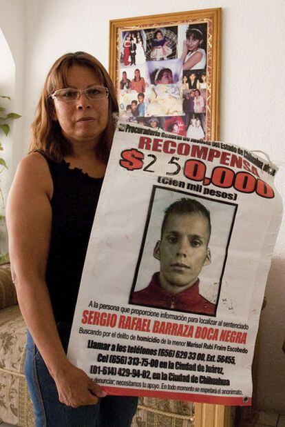 Marisela Escobedo muestra un cartel del asesino de su hija, el pasado octubre.