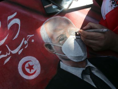 Un partidario del presidente tunecino Kais Said dibuja su imagen en una manifestación en apoyo a su toma de posesión en octubre.