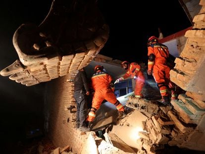 Rescatistas llevan a cabo operaciones de búsqueda en la aldea de Kangdiao tras el terremoto en el condado de Jishishan, en la provincia china de Gansu, este martes.