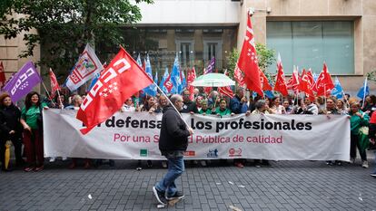 Una protesta de médicos y profesores, en mayo, frente al Ministerio de Sanidad, para exigir la recuperación de las 35 horas laborales a la semana.