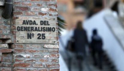 Placa de una de las calles con nombre franquista en Boadilla del Monte.