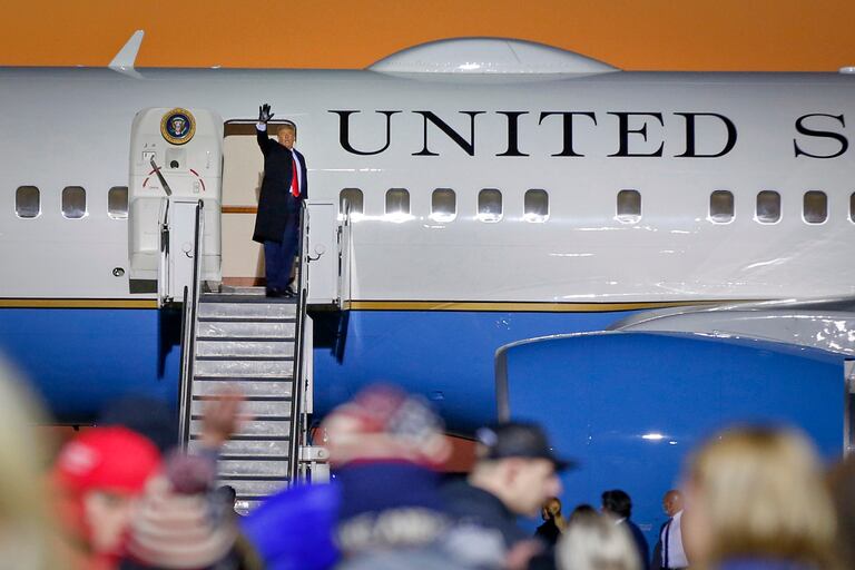 El presidente embarca en el 'Air Force One' tras su mitin en Rochester.