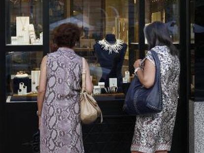 Dos mujeres miran el escaparate de una joyería de lujo de Madrid