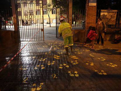 Un operari esborra pintades al col·legi Ramon Llull, a Barcelona.