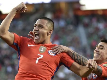 Alexis S&aacute;nchez celebra un gol a M&eacute;xico.