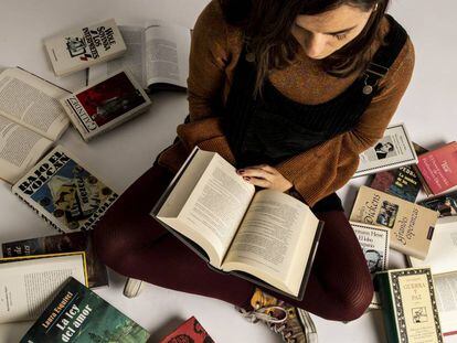Una joven lee libros del club 'Círculo de lectores'. 