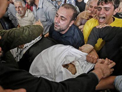 Familiares del Baha Abu Al-Ata lloran en su funeral. En vídeo, imágenes de la operación.