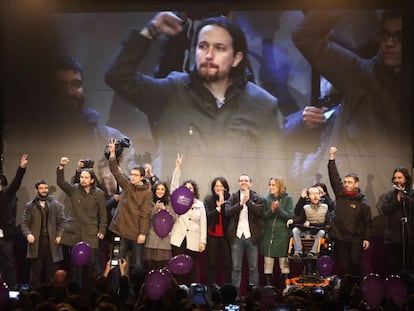 Pablo Iglesias y los principales dirigentes de Podemos celebran los resultados de las elecciones generales del 20 de diciembre de 2015.