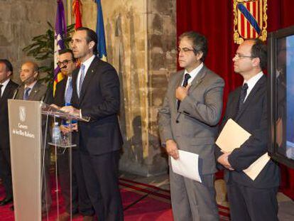 El presidente de Baleares, Jos&eacute; Ram&oacute;n Bauz&aacute;, presenta ayer sus medidas de ajuste rodeado por los miembros de su Gobierno.