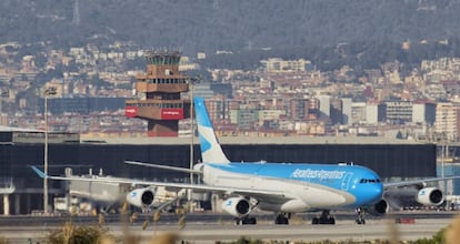 Un A340-313 d'Aerolíneas Argentinas al Prat.