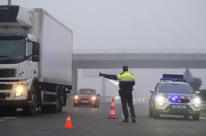 Los Mossos d'Esquadra regulan el tráfico en la autopista AP-2 a su paso por Lleida.