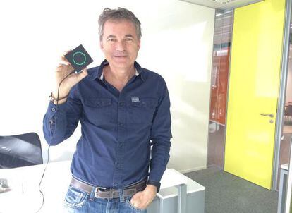 Martín Varsavsky muestra Gramofon en su oficina.