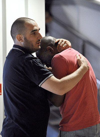 Familiares de los pasajeros del Airbus siniestrado en el Índico lloran en Marsella, al sur de Francia.