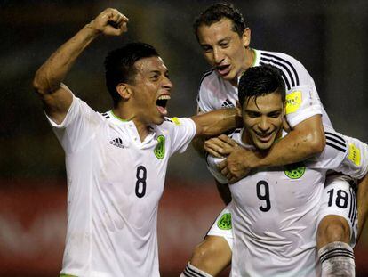 Los jugadores de M&eacute;xico durante el partido contra El Salvador