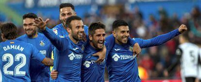 Los jugadores del Getafe celebran el gol de Bergara.