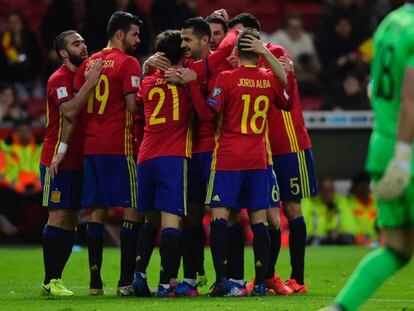 Los jugadores de Espa&ntilde;a celebran el gol de Vitolo.