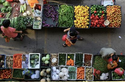 Mercado callejero de verduras frescas en Seremban, Malasia.