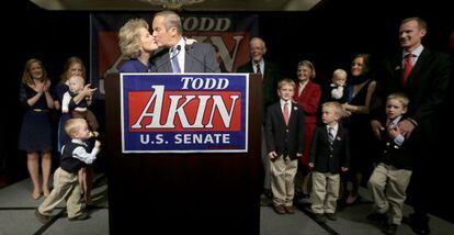 El candidato republicano Todd Akin besa a su esposa tras el discurso en que reconoció su derrota como candidato al Senado por Misuri.