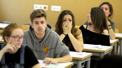 Un total de 19.942 estudiantes matriculados en Bachillerato y Ciclos formativos realizan esta semana las PAU ordinarias del curso 2015-16, que se prolongan hasta el día 9 en la Comunitat Valenciana. En la imagen, una estudiante en la Universidad de Valencia.