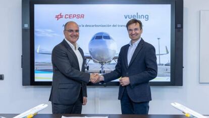 Carlos Barrasa, de Cepsa, y Marco Sansavini, CEO de Vueling