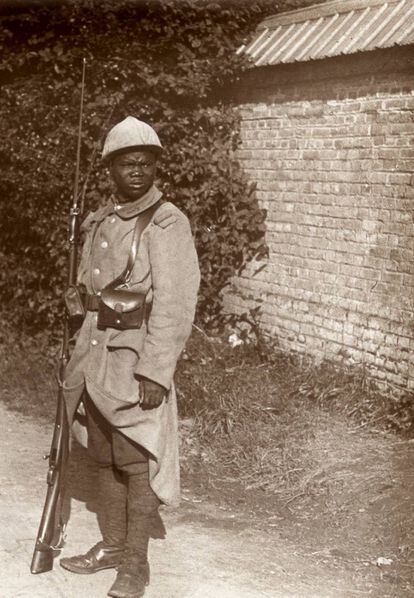 Un soldado senegalés durante la Primera Guerra Mundial en Francia. 