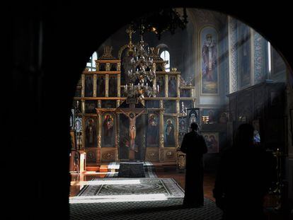 Interior de la iglesia del Monasterio de San Teodosio en Kiev, el 23 de marzo de 2022
