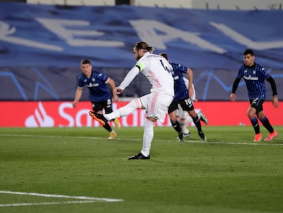 Sergio Ramos lanza el penalti que supuso el 2-0 del Madrid.