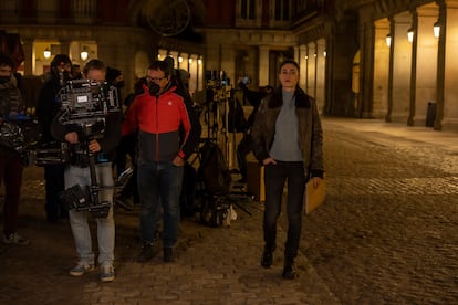 El equipo de rodaje en la plaza mayor de Madrid, donde tiene lugar una de las escenas clave de la serie.