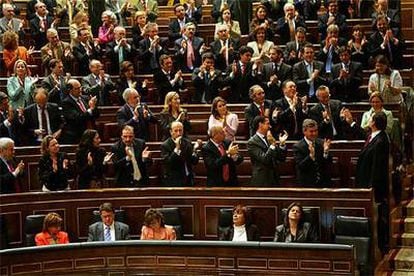 Mariano Rajoy saluda a los diputados del Partido Popular, que aplauden puestos en pie su intervención.