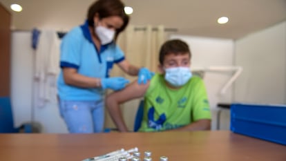 Una enfermera vacuna a un adolescente este jueves en Villacarrillo (Jaén).