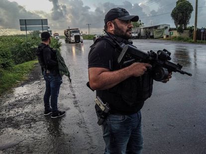 Grupos de autodefensa patrullan la frontera entre Michoacán y Colima.