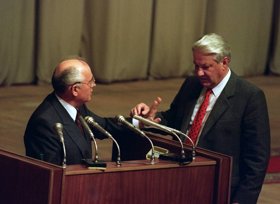 Yeltsin (d) yGorbachov, en el parlamento ruso en agosto de 1991