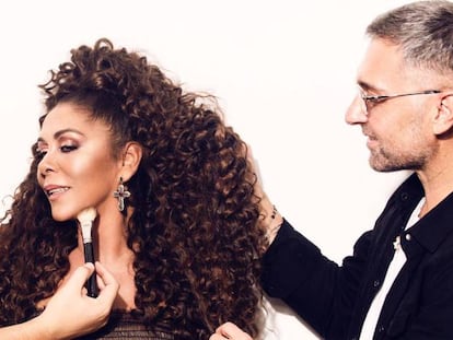 El maquillador Alberto Dugarte, la cantante Isabel Pantoja y el peluquero Antonio Abad, en la preparación de la imagen de 'Enamórate', el 'single' que la sevillana presentó en diciembre de 2019.