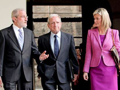 Esteban Morcillo, Pascual Sala y Gabriela Bravo, antes de la conferencia en la Universidad de Valencia.