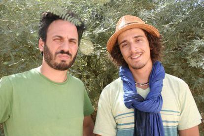 Los cineastas Nadir Bouchmouch –con sombrero de paja- y Guy Davidi.