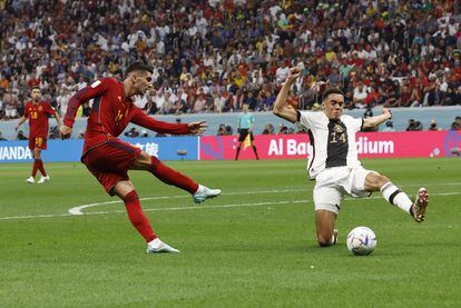 Ferrán Torres chuta a portería durante el partido contra Alemania. 