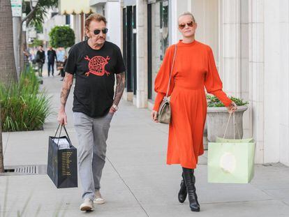 El artista francés Johnny Hallyday con su mujer Laeticia pasean en Los Ángeles (EE UU) en febrero de 2017.