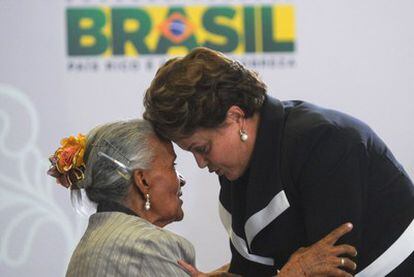 La jefa de Estado brasileña, Dilma Rousseff saluda a la artista brasileña Izabel durante la inauguración de la exposición de arte 'Mujeres, artistas y brasileñas'.