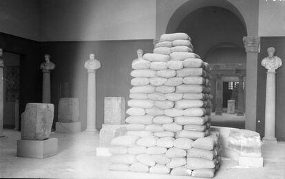 Interior del Museu de Arqueologia de Catalunya con los sacos de tierra protegiendo las esculturas de la sala de Inscripciones commemorativas, a finales de 1937 o principios de 1938.