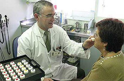 El otorrinolaringólogo Josep de Haro explora a una paciente en el Hospital Municipal de Badalona (Barcelona).