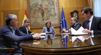 Fátima Báñez, ministra de Empleo, con los representantes sindicales y de la CEOE.