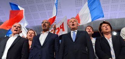 Líderes de los socialistas franceses, incluidos el primer secretario del partido, Harlem Desir (segundo a la izquierda) y el primer ministro Jean-Marc Ayrault (segundo a la derecha) en la universidad de verano de La Rochelle